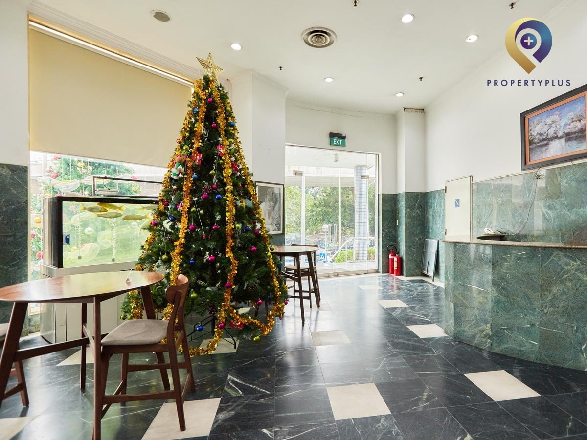 Lobby area decorated with Christmas tree at V-Tower in Ba Dinh district do Property Plus giới thiệu
